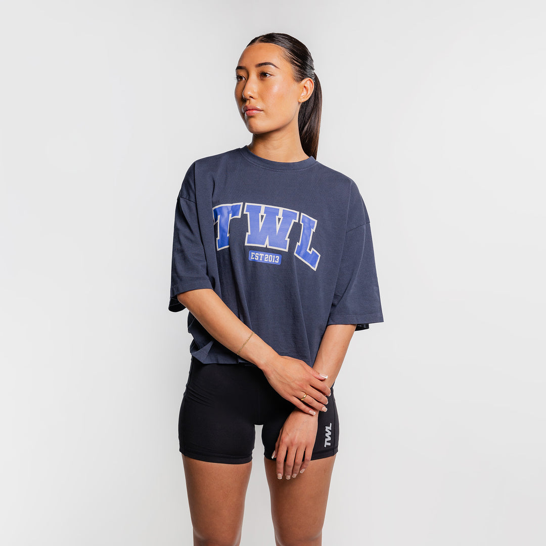 TWL - WOMEN'S LIFESTYLE OVERSIZED CROPPED T-SHIRT - VARSITY/WASHED MIDNIGHT NAVY