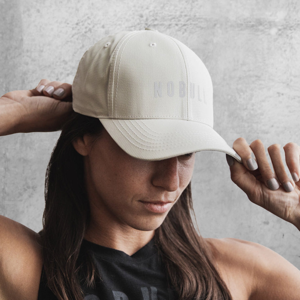 NOBULL - PERFORMANCE HAT - SAND